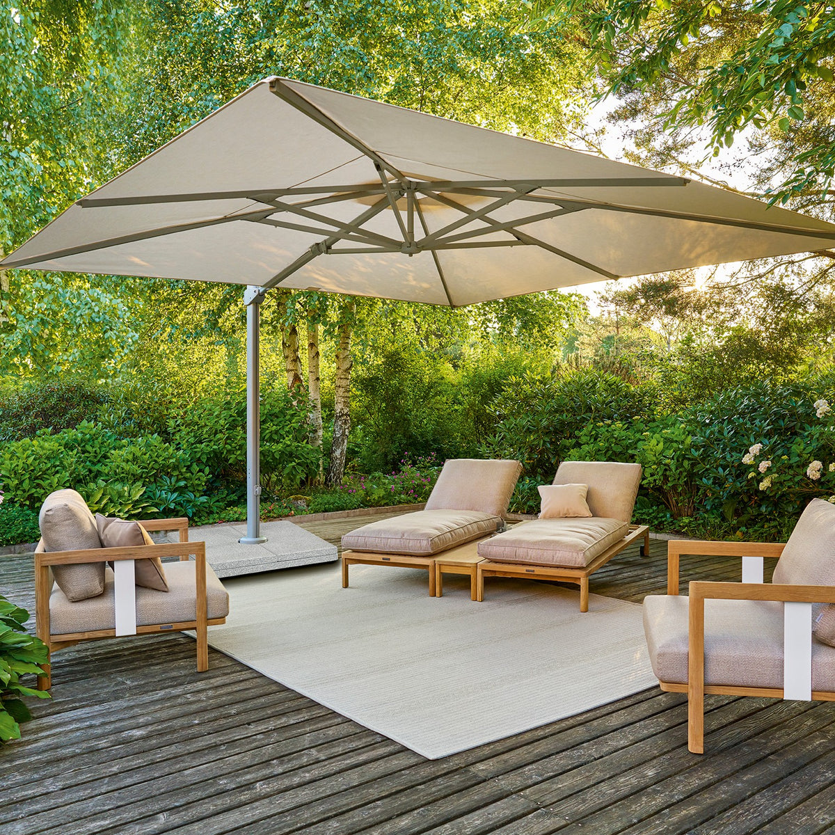 Freiarmschirm 4x4 m Rips-Beige über New Hampton Loungern – Lifestyle