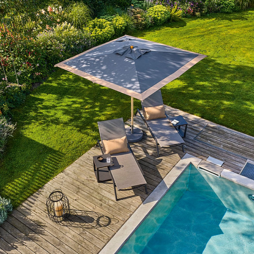 Professional Schirm Grau am Pool von oben – Lifestyle