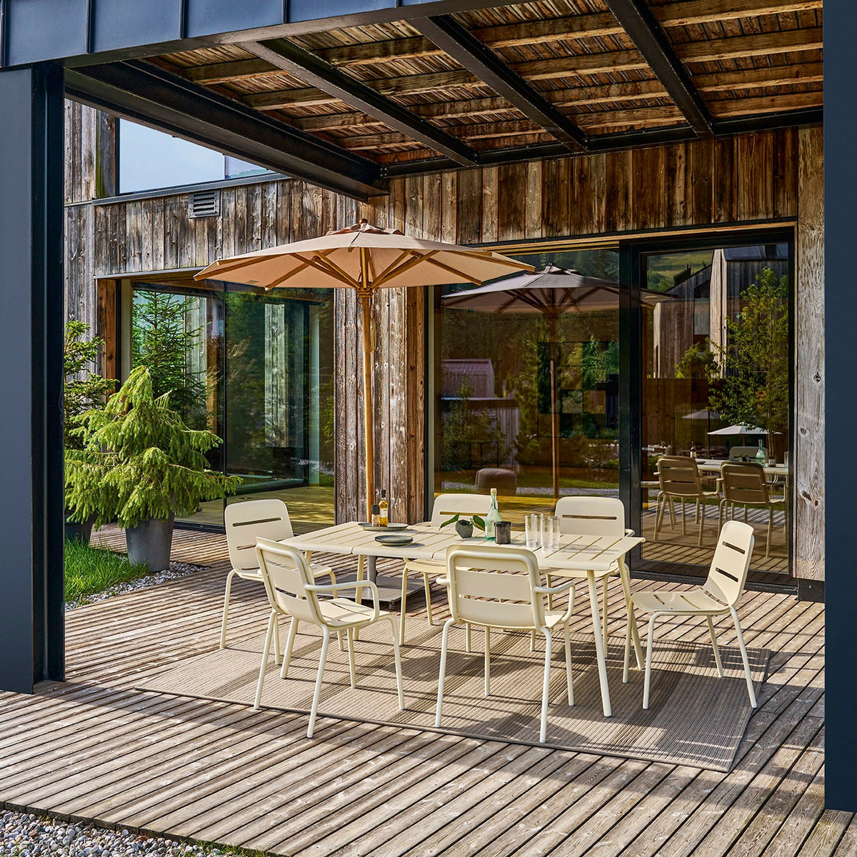 Teakschirm 250 Muskat mit Vapio Sesseln Creme – Lifestyle