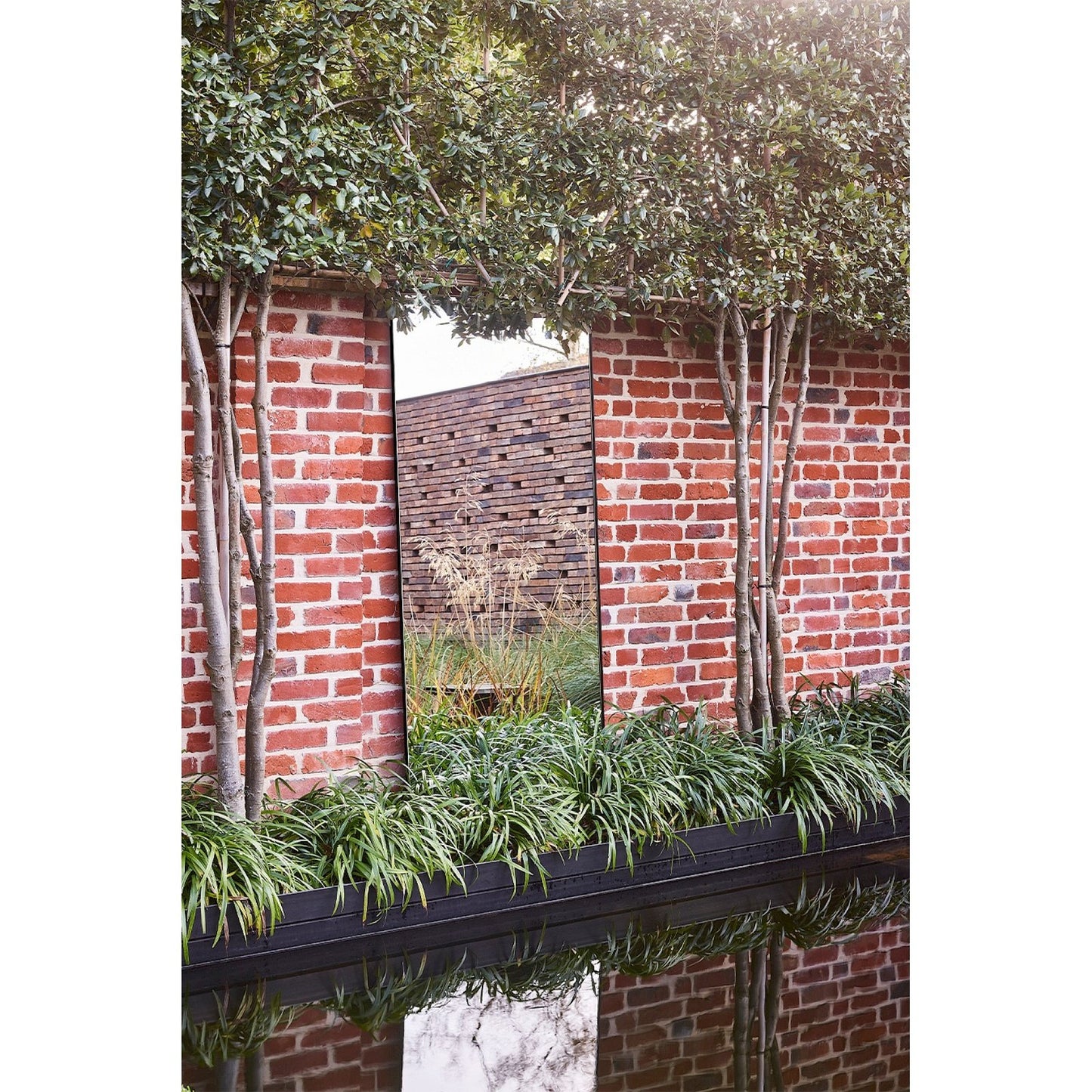 Lucka Outdoor Black XXL – Wetterfester Designspiegel für Garten & Terrasse | Deknudt Mirrors