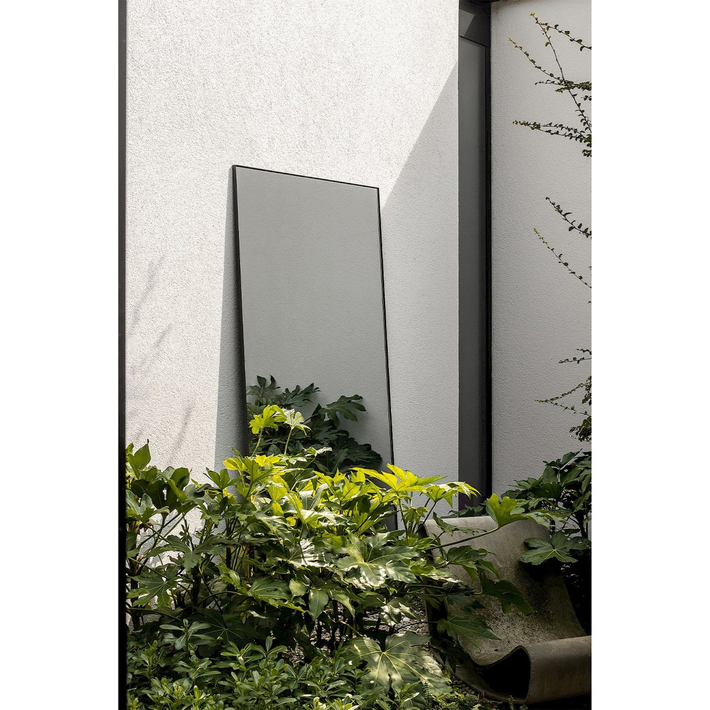 Lucka Outdoor Black XXL – Wetterfester Designspiegel für Garten & Terrasse | Deknudt Mirrors