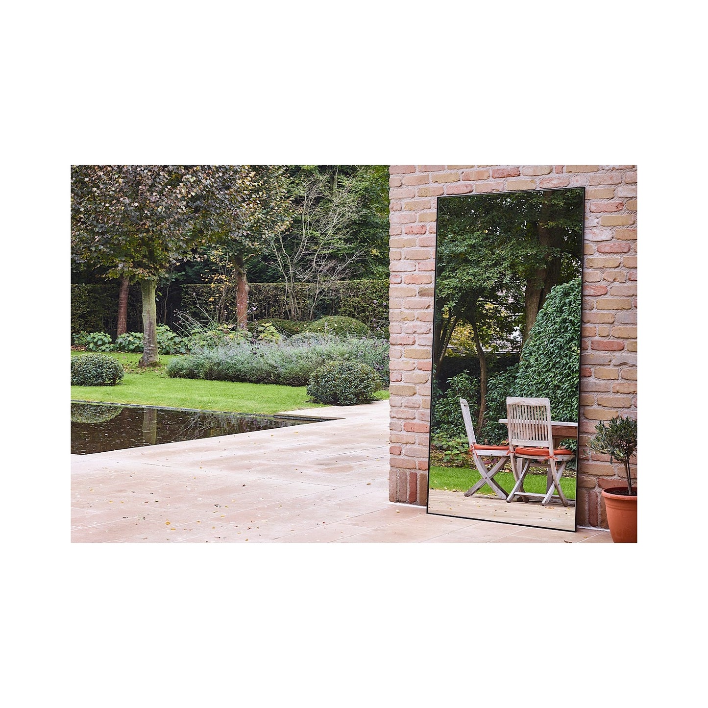 Lucka Outdoor Black XXL – Wetterfester Designspiegel für Garten & Terrasse | Deknudt Mirrors
