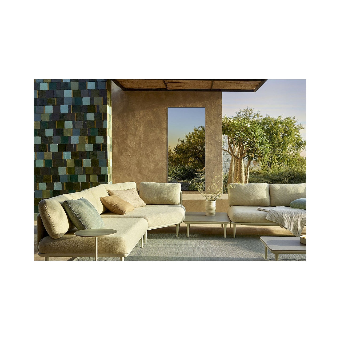 Lucka Outdoor Black XXL – Wetterfester Designspiegel für Garten & Terrasse | Deknudt Mirrors