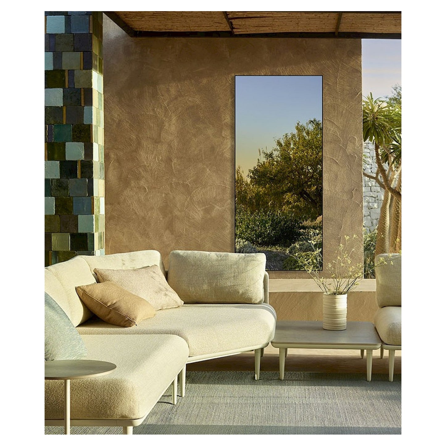 Lucka Outdoor Black XXL – Wetterfester Designspiegel für Garten & Terrasse | Deknudt Mirrors