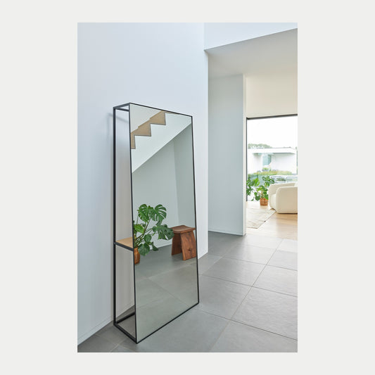 Standspiegel Chassis XL Black mit Ablage aus massiver Eiche