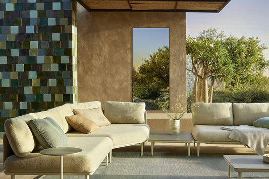 Deknudt Mirrors Outdoor-Spiegel an einer Gartenmauer