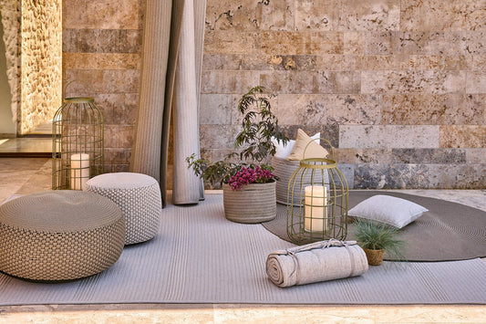 Weishäupl Outdoor-Teppich, Pouf, Korb und Laternen auf der Terrasse