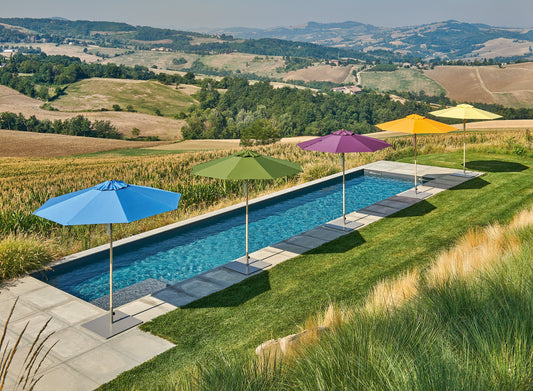 Weishäupl Sonnenschirme in verschiedenen Farben am Pool