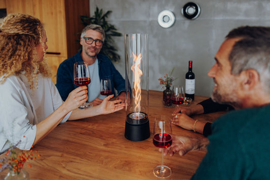 höfats SPIN air 1200 Tischfeuer mit Bioethanol auf dem Tisch