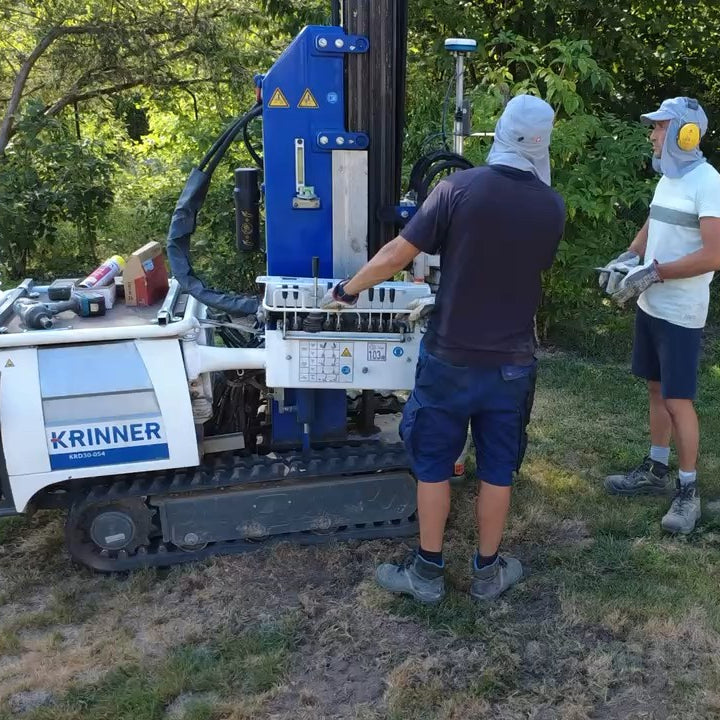 Krinner Eindrehmaschine beim Setzen der Schraubfundamente für die Tiny Häuser in Wasserburg-Neudeck