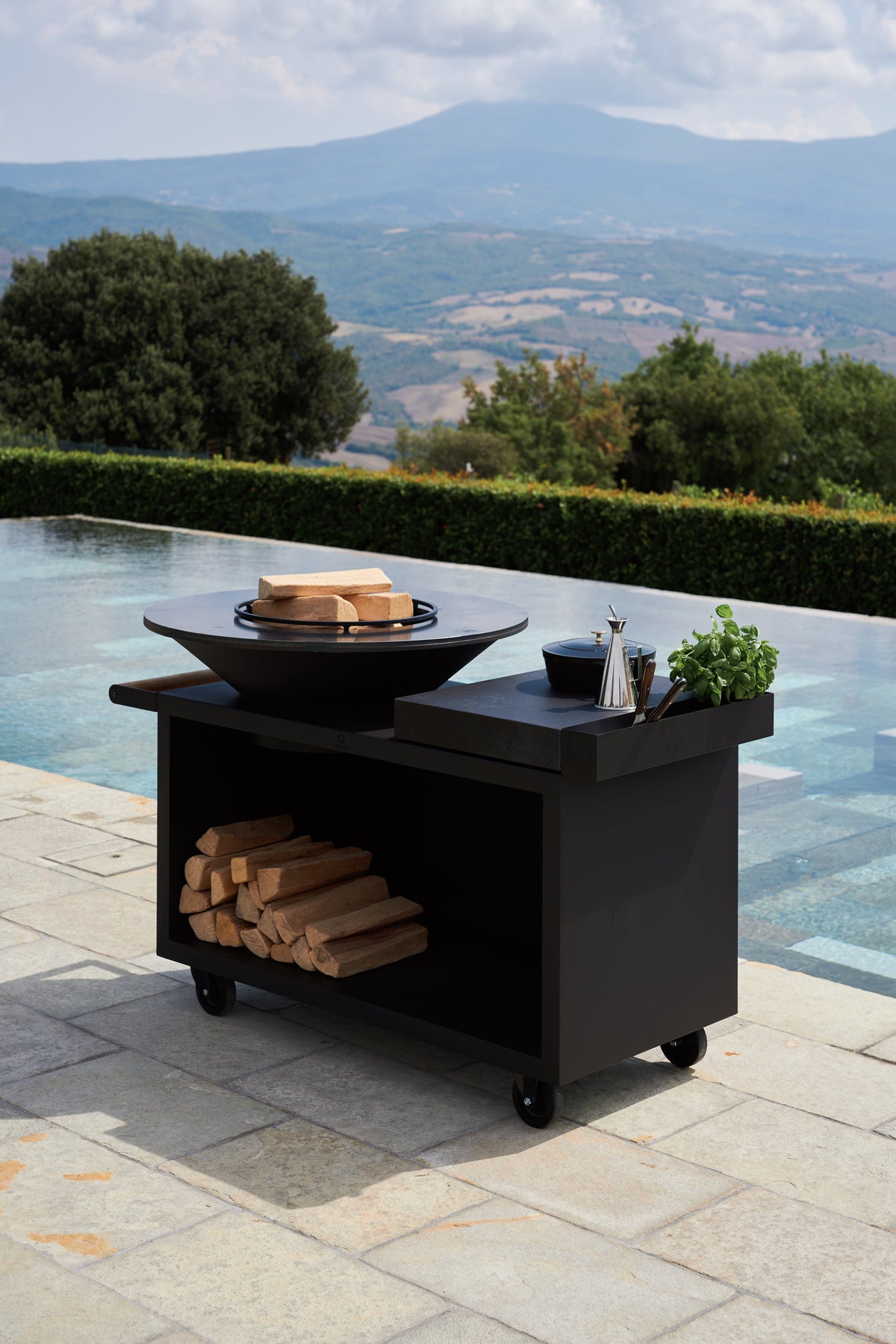 OFYR Outdoor-Tisch mit Stauraum auf einer Terrasse