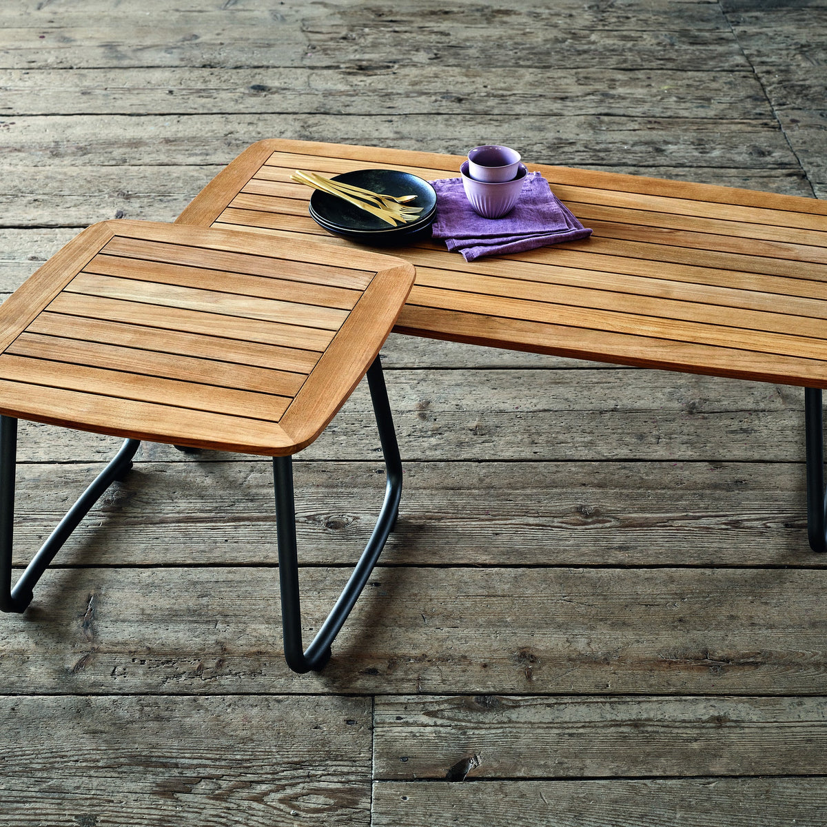 Beistelltisch und Loungetisch Denia auf einer Holzterrasse