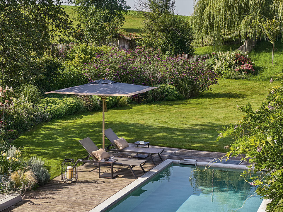 Sonnenliegen am Pool