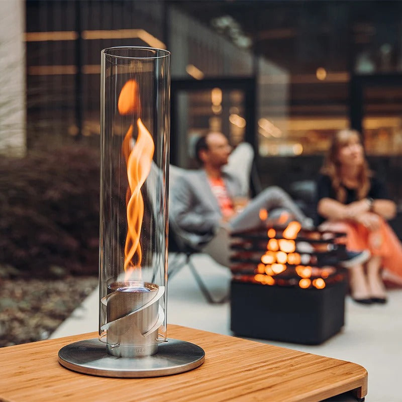 höfats SPIN classic 900 Tischfeuer auf dem Tisch