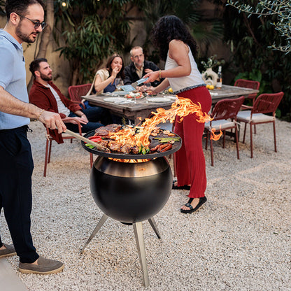 MOON 55 Plancha-Grillset hoch – Outdoor-Küche am Abend