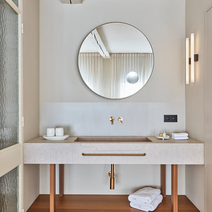 Badspiegel Hoop Zoom M in Bronze im Badezimmer, drehbar aufgehängt