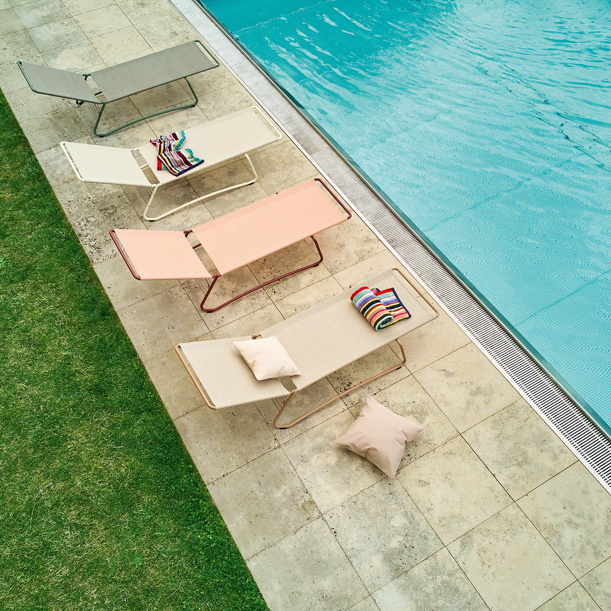 Weishäupl Balcony Sonnenliegen von oben am Poolrand mit Handtüchern und Kissen