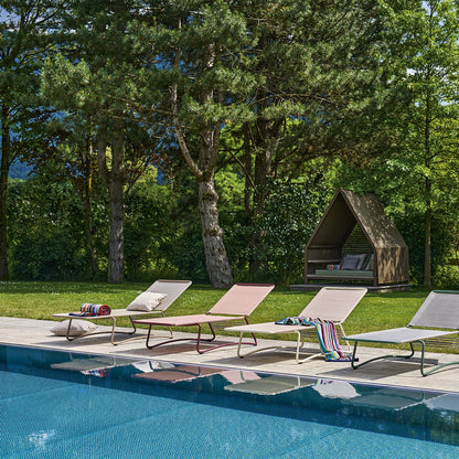 Vier Weishäupl Balcony Sonnenliegen in Marone, Koralle, Creme und Salbei am Pool