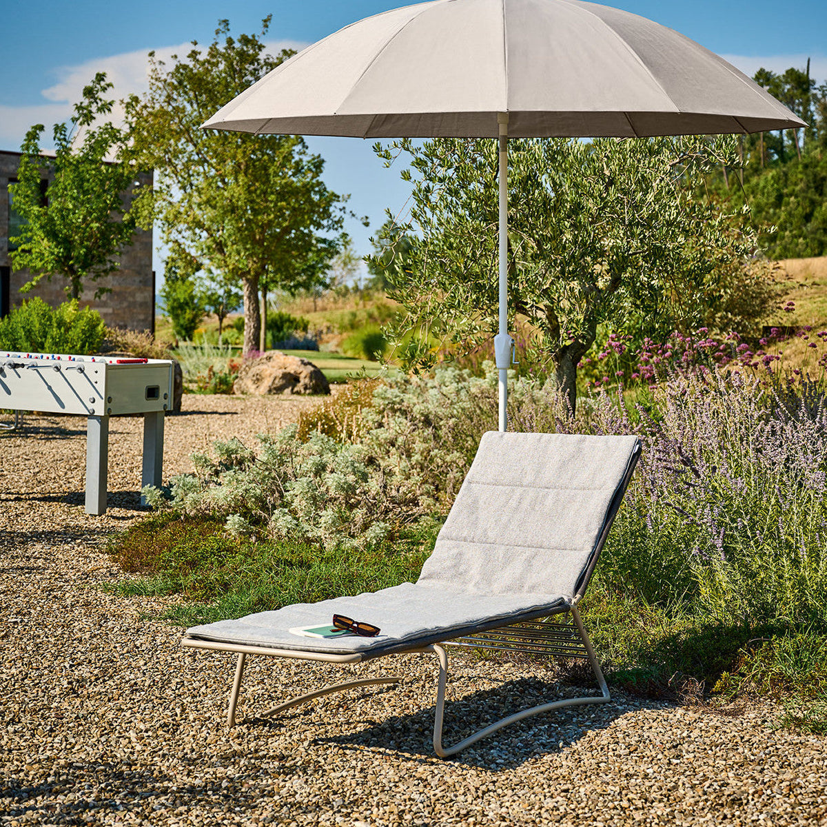 Sonnenliege Balcony – Perlbeige mit Polster Ambra Pebble unter Pagodenschirm