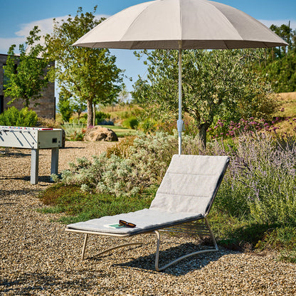 Sonnenliege Balcony – Perlbeige mit Polster Ambra Pebble unter Pagodenschirm
