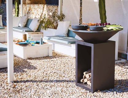 OFYR Classic Storage 85 – Outdoor Feuergrill mit integriertem Holzfach in Corten oder Schwarz