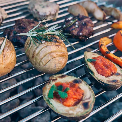 höfats CONE Holzkohlegrill im Winter auf der Terrasse