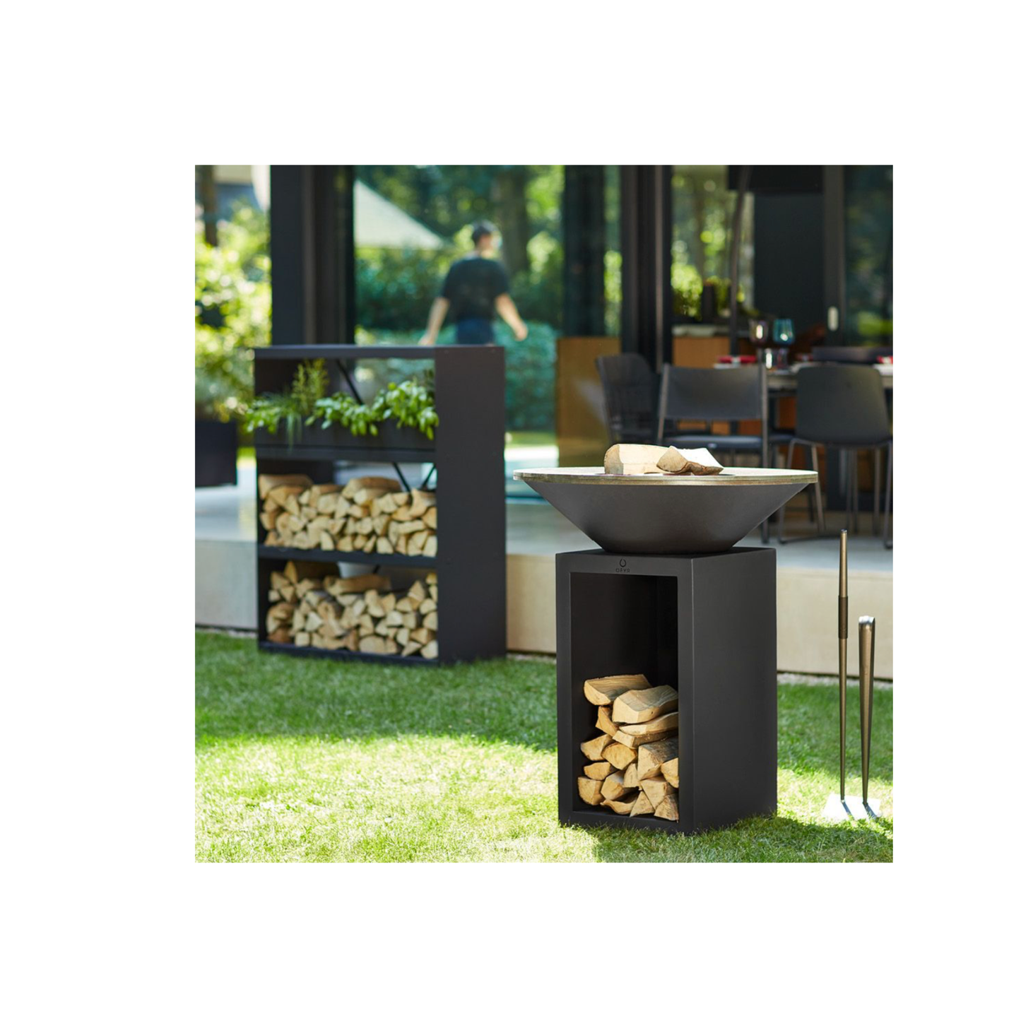 OFYR Classic Storage 85 – Outdoor Feuergrill mit integriertem Holzfach in Corten oder Schwarz