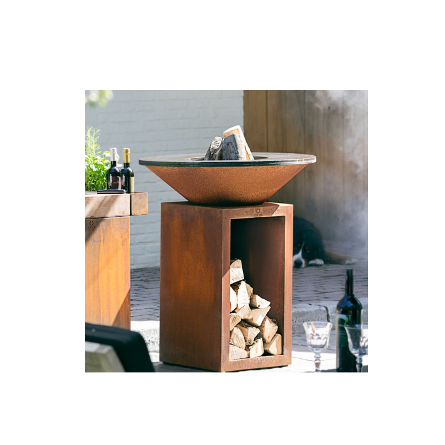 OFYR Classic Storage 85 – Outdoor Feuergrill mit integriertem Holzfach in Corten oder Schwarz