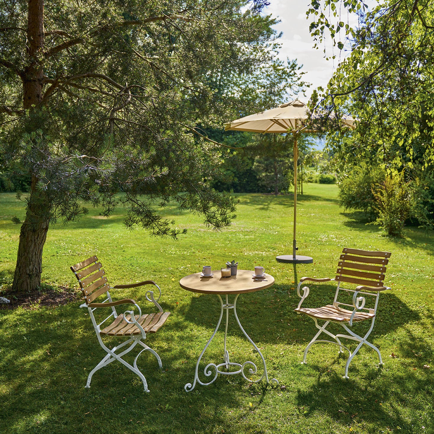 Weishäupl Classic Sitzgruppe in Weiß mit Teaktisch 250 und Sonnenschirm in Leinen
