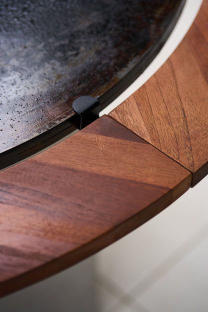 OFYR Fire Guard Ring aus Teak an der Feuerplatte
