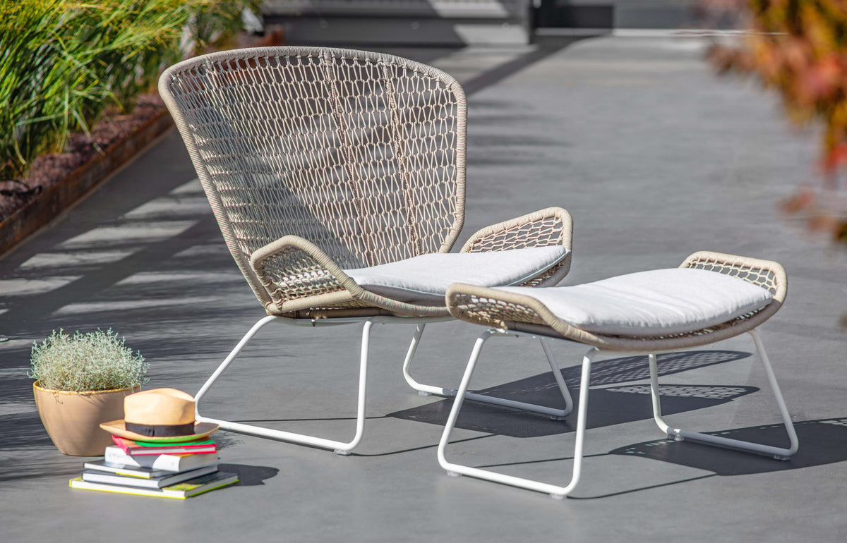 Wing light Hocker mit Relax Sessel im Garten