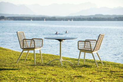 Wing light Sessel mit Bistrotisch am Meer