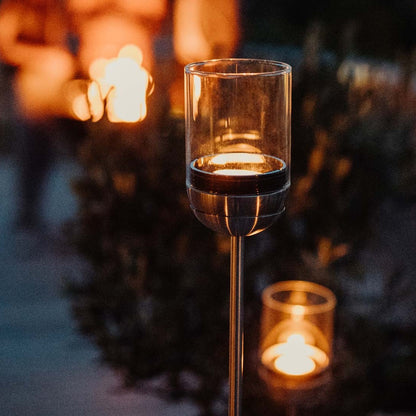 höfats GRAVITY CANDLE auf dem Stab im Garten