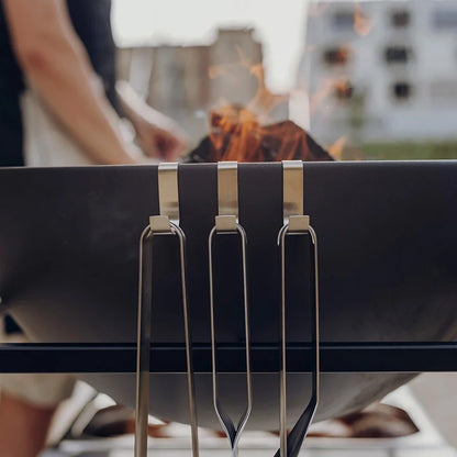 höfats BBQ-Tool-Set an der Feuerschale