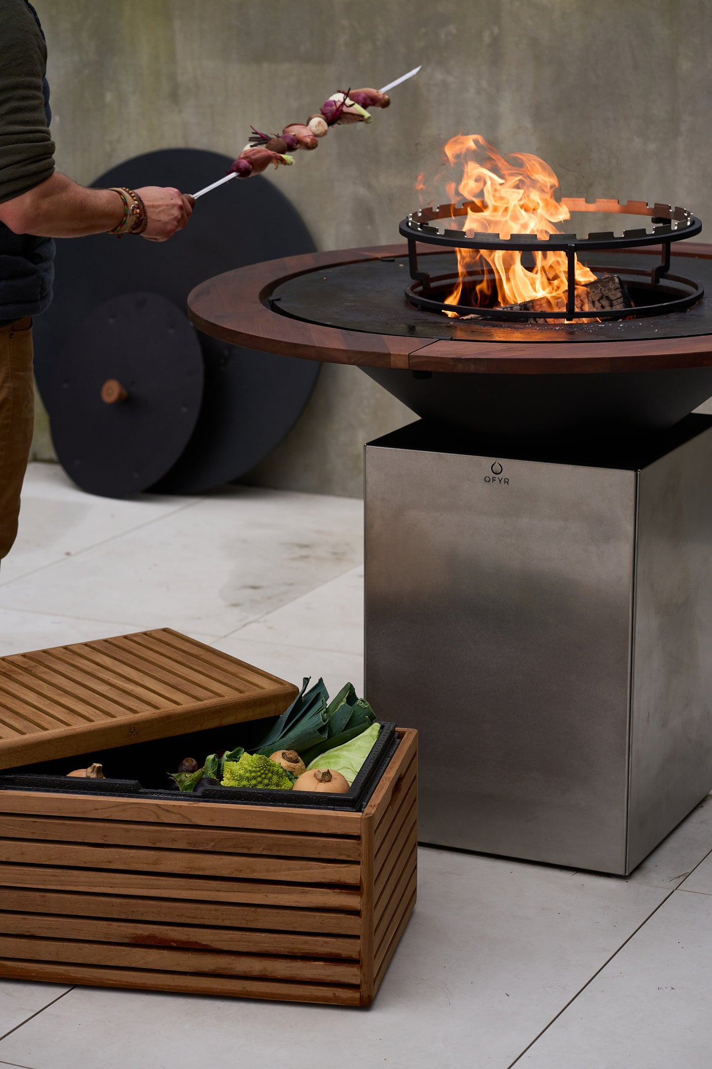 OFYR Brazilian Grill Set 100 im Einsatz – Churrasco-Spieß mit Fleisch über dem Feuer, Spießring auf der OFYR-Feuerplatte