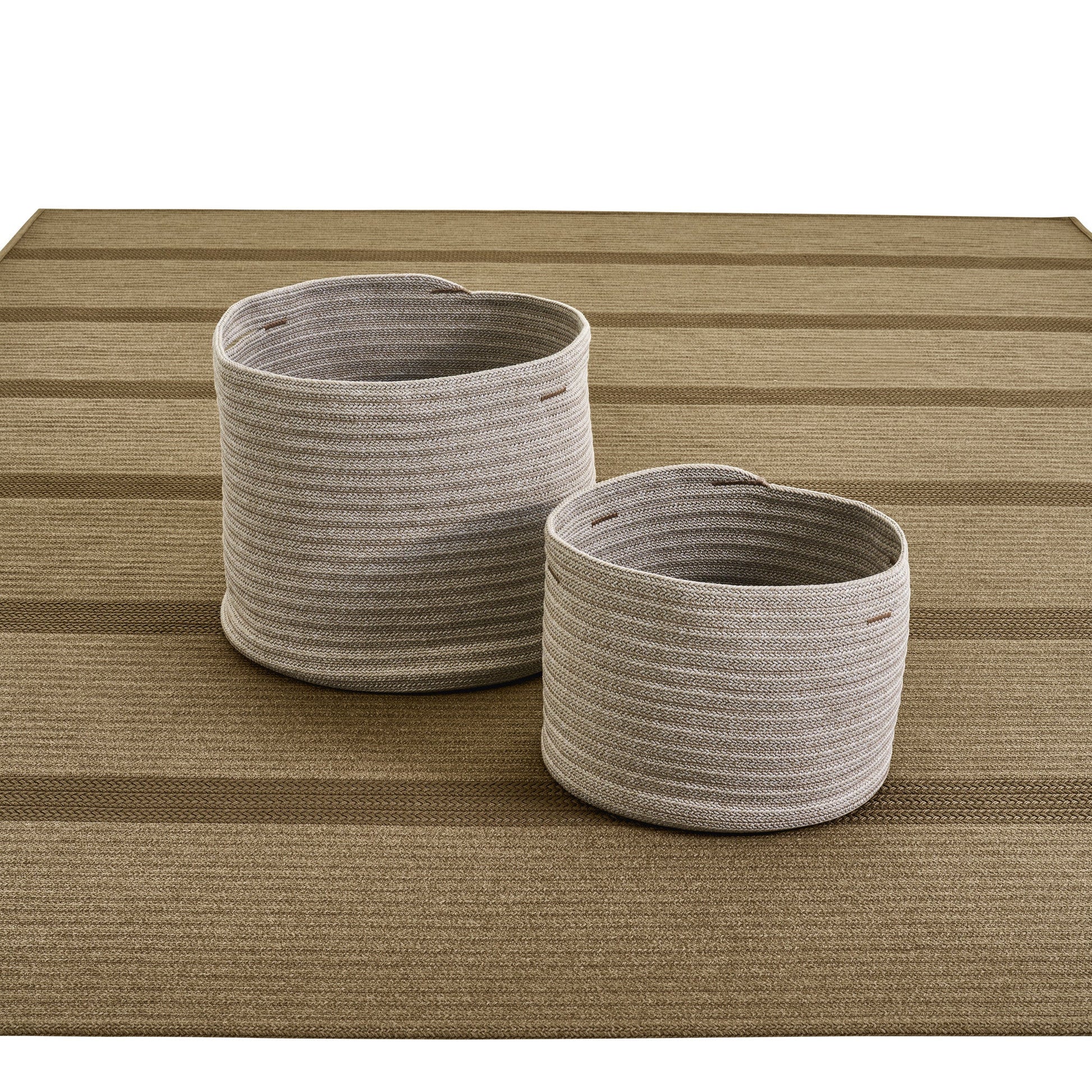 Körbe Sand auf Teppich Taupe