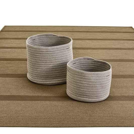 Körbe Sand auf Teppich Taupe