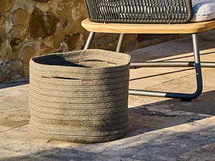Weishäupl Korb neben Denia Daybed im Gartenambiente