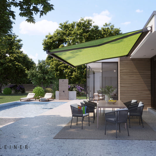 Leiner Markise CENTO ausgefahren mit grünem Tuch über der Terrasse am Pool