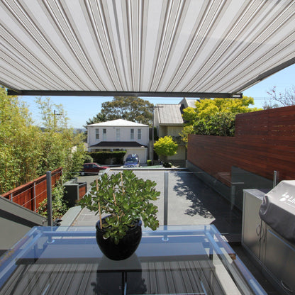 Leiner Markise FINO über Dachterrasse mit Grillbereich