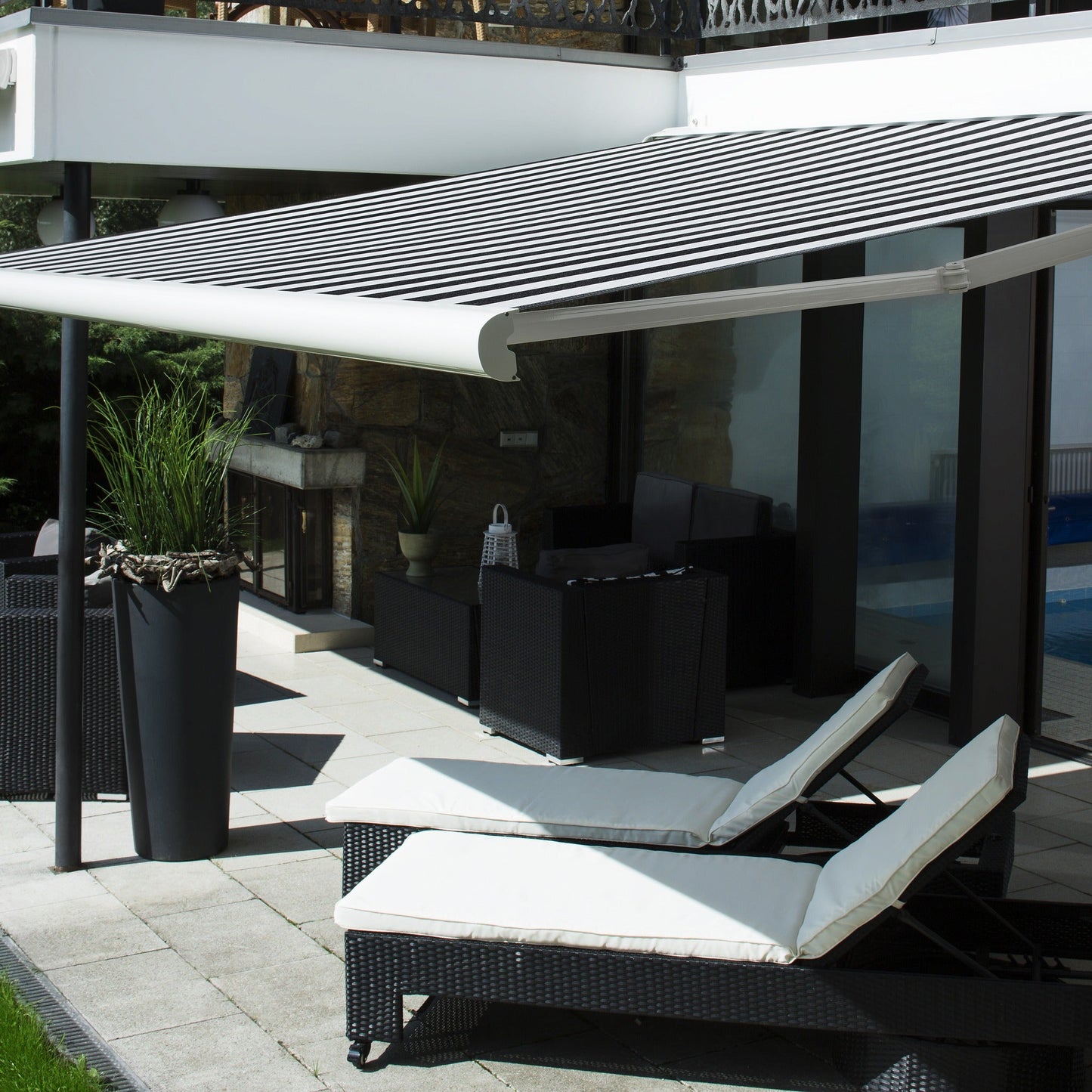 Leiner Markise FINO über Lounge auf der Poolterrasse