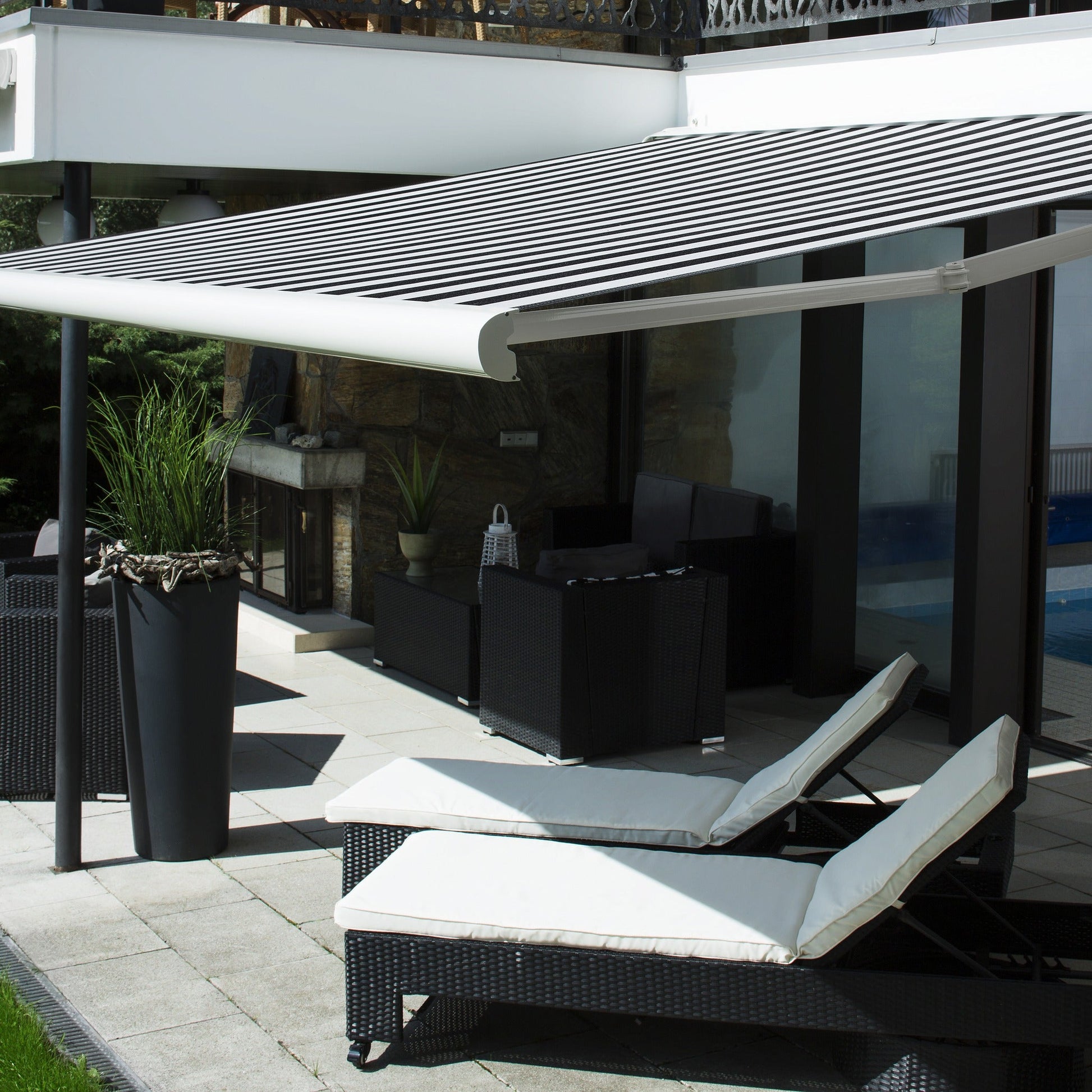 Leiner Markise FINO über Lounge auf der Poolterrasse