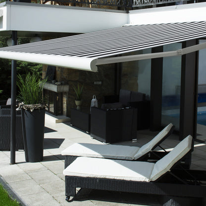 Leiner Markise FINO über Lounge auf der Poolterrasse