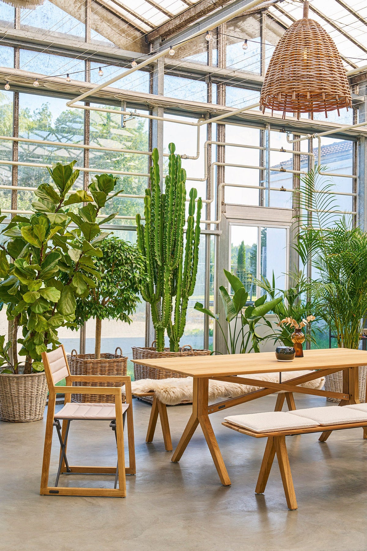 Weishäupl Loft Sessel mit Sitzpolster an der Loft Essgruppe im Freien