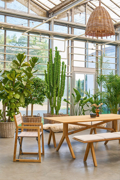 Weishäupl Loft Sessel mit Sitzpolster an der Loft Essgruppe im Freien