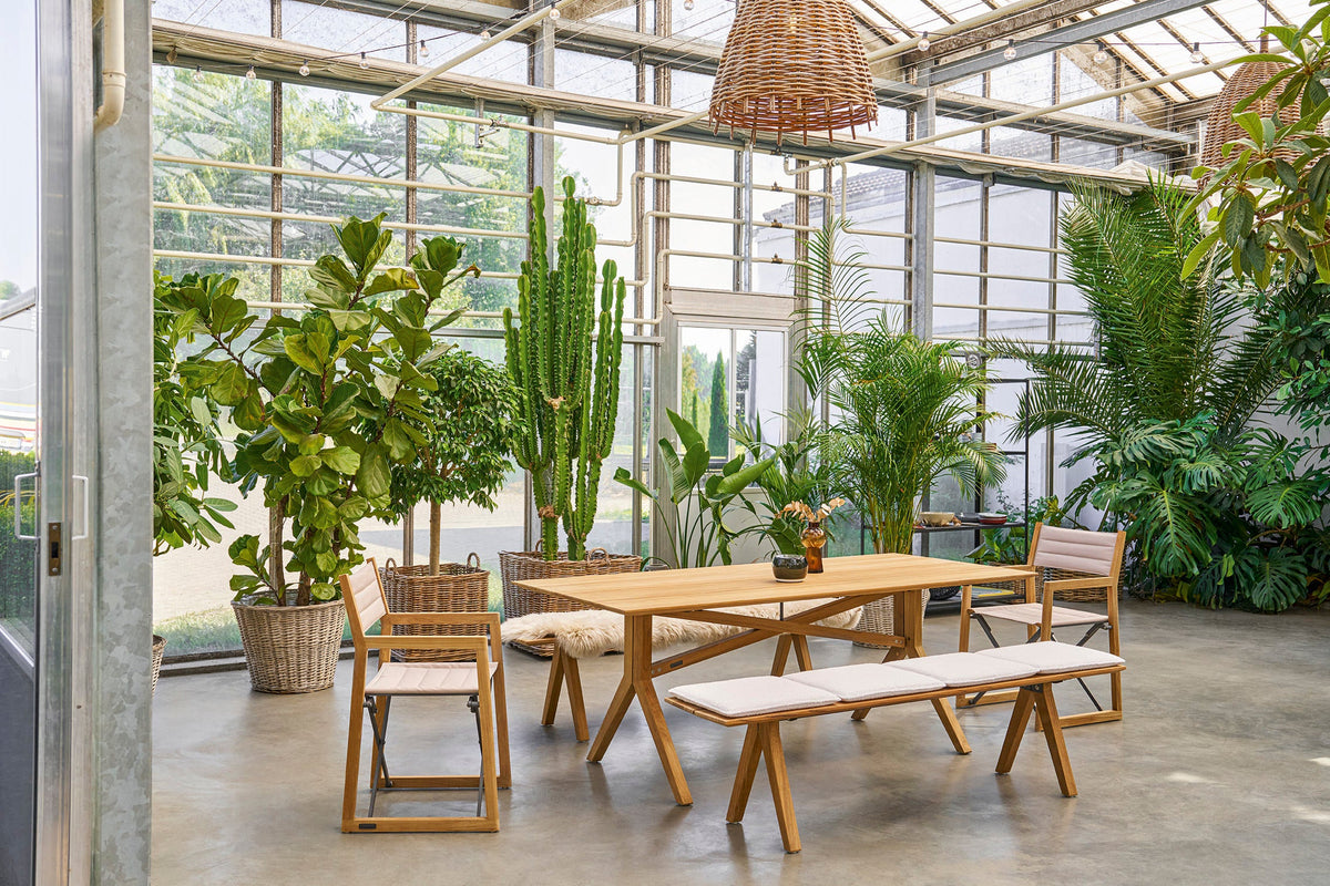 Weishäupl Loft Essgruppe mit Sesseln, Tisch und Bank im Garten