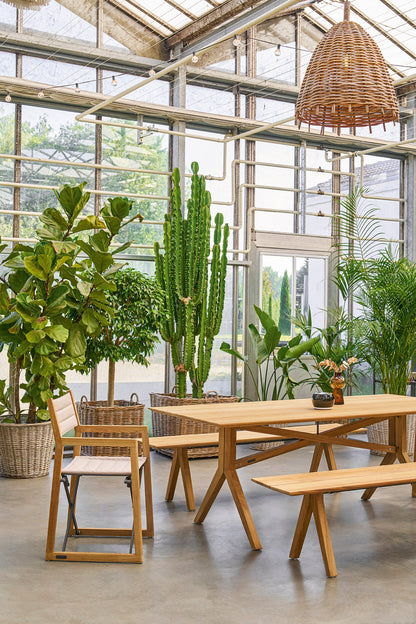 Weishäupl Loft Sessel mit Tisch und Bank auf der Terrasse