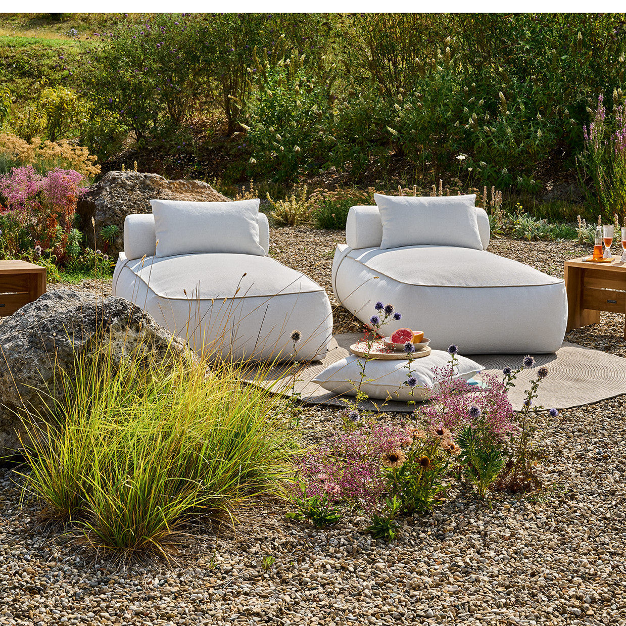 Maliha Lounge Bett Cream mit Cabin Beistelltisch – Detail