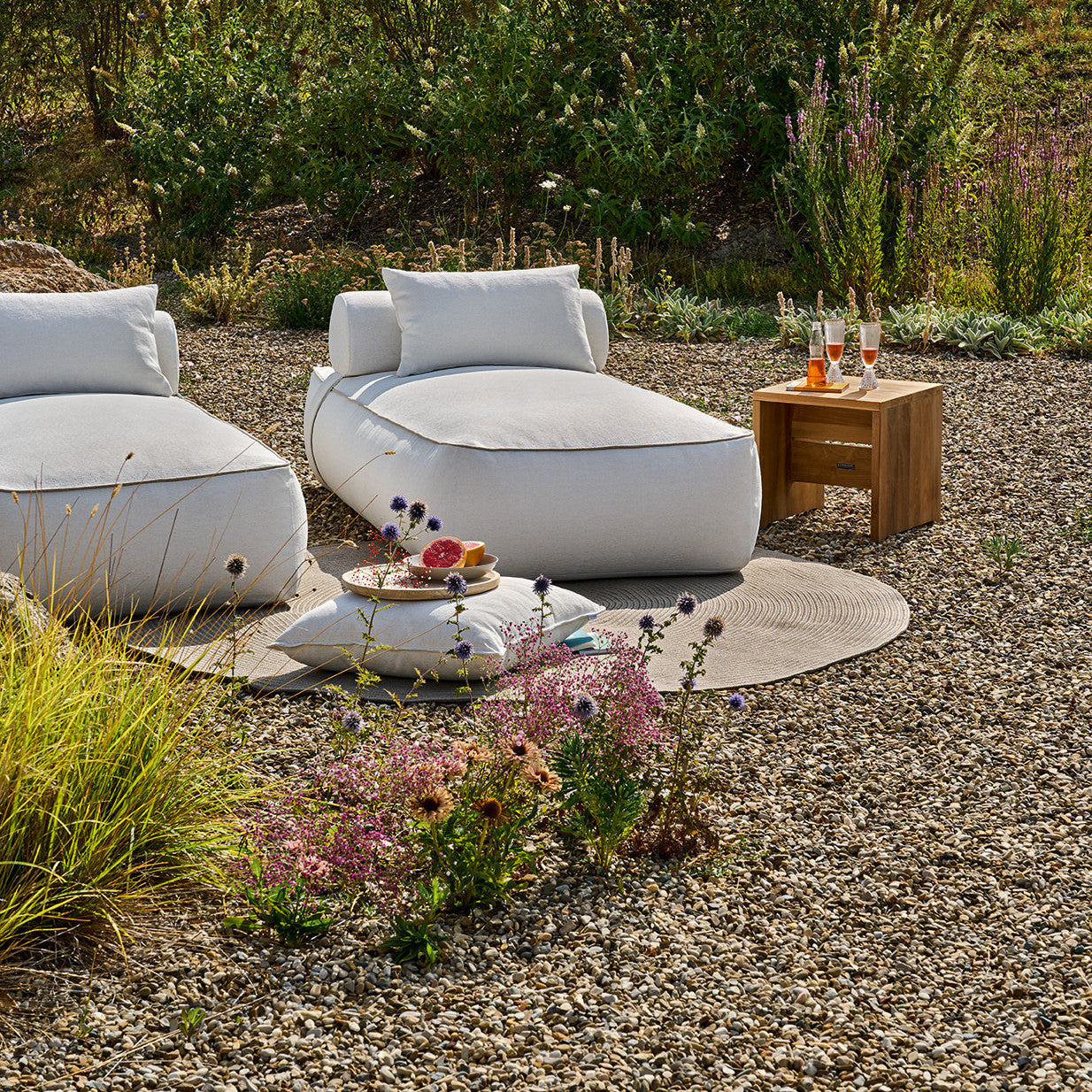 Maliha Lounge Bett Cream mit Kissen und Nackenrolle – Nahaufnahme