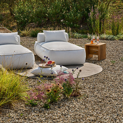 Maliha Lounge Bett Cream mit Kissen und Nackenrolle – Nahaufnahme